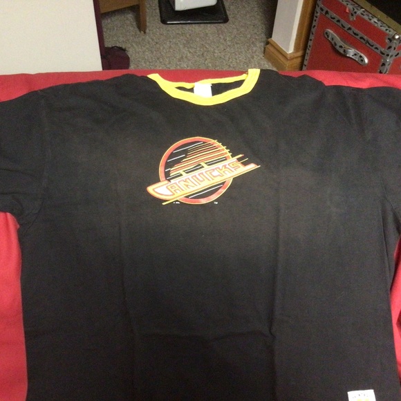 NHL Vancouver Canucks tshirt - Picture 1 of 2